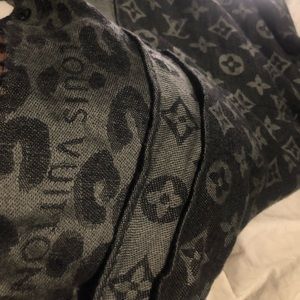 louis vuitton grey scarf